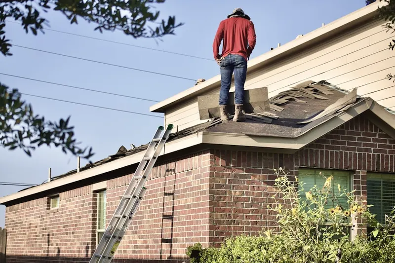 Professional roofer working on a residential roof in Prien